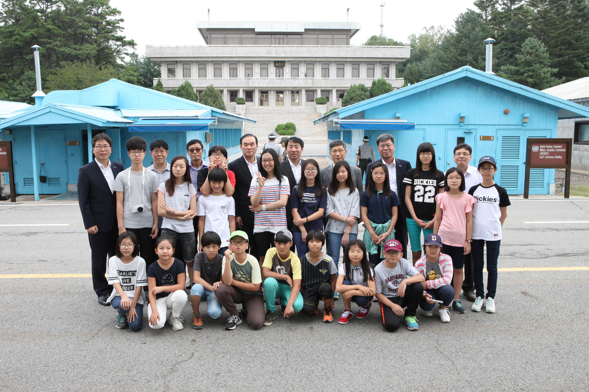 광복 70주년을 맞아 코스콤 임직원 자녀들과 함께 우리나라 대표적 안보현장인 판문점 일대를 방문 사진