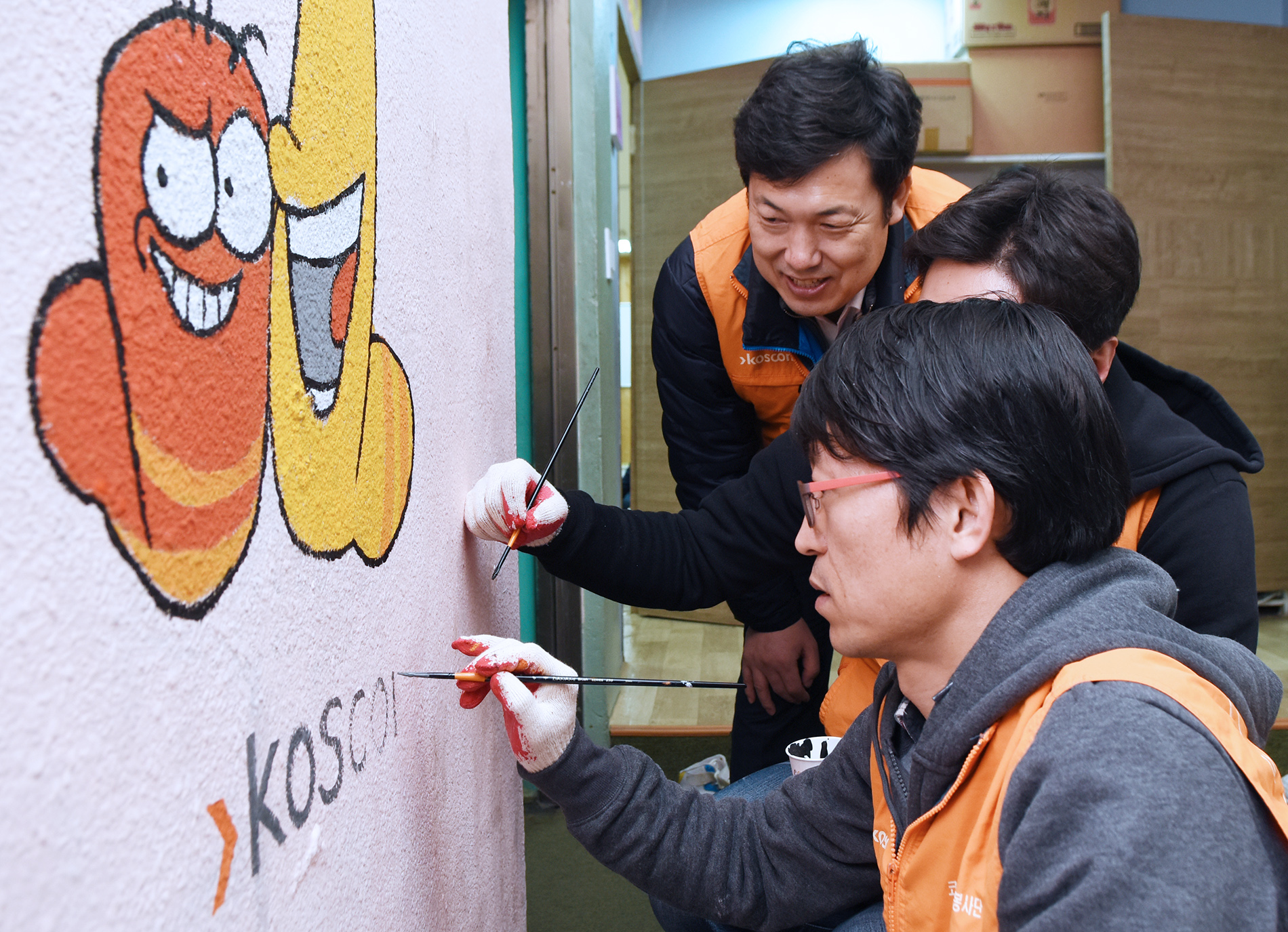 벽화그리기 봉사활동 현장 사진