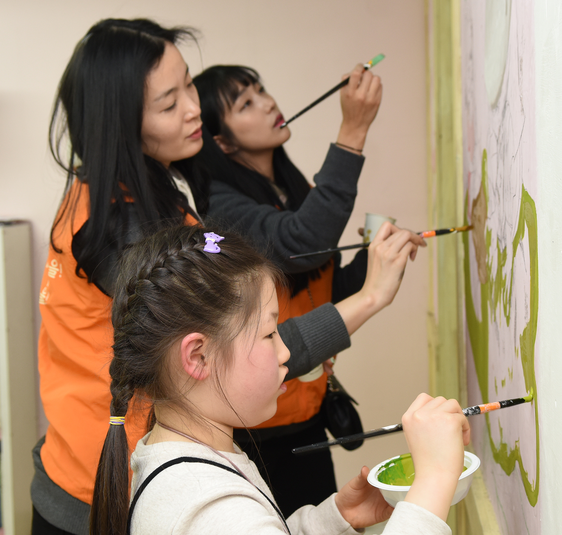 벽화그리기 봉사활동 현장 사진