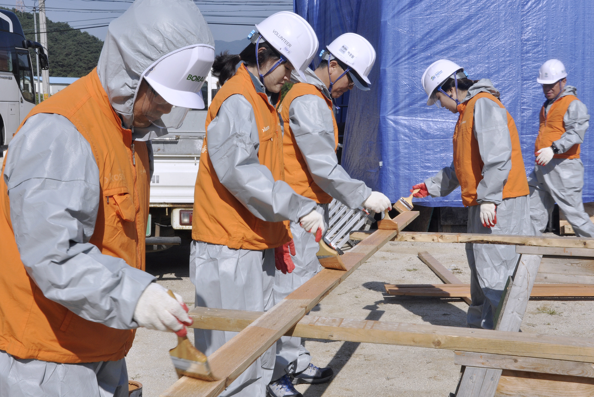 사랑의 집짓기&rsquo; 봉사활동 현장 사진