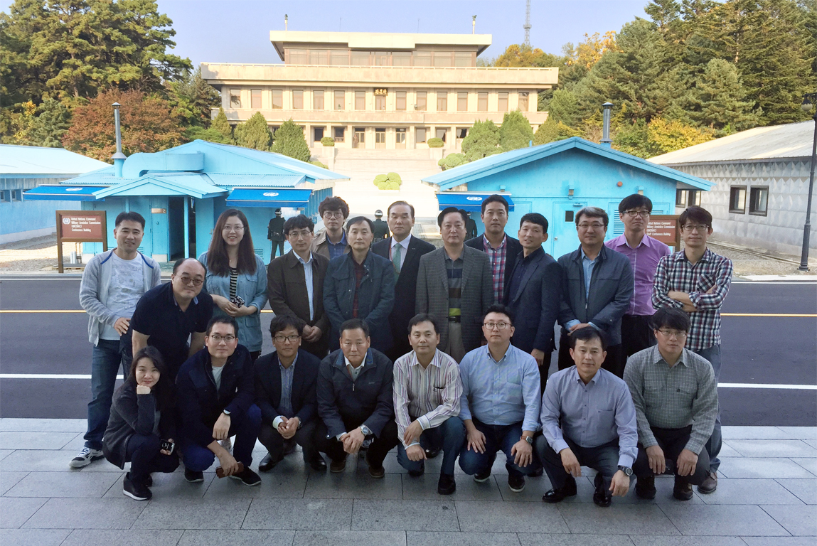 판문점 일대를 방문 기념 사진