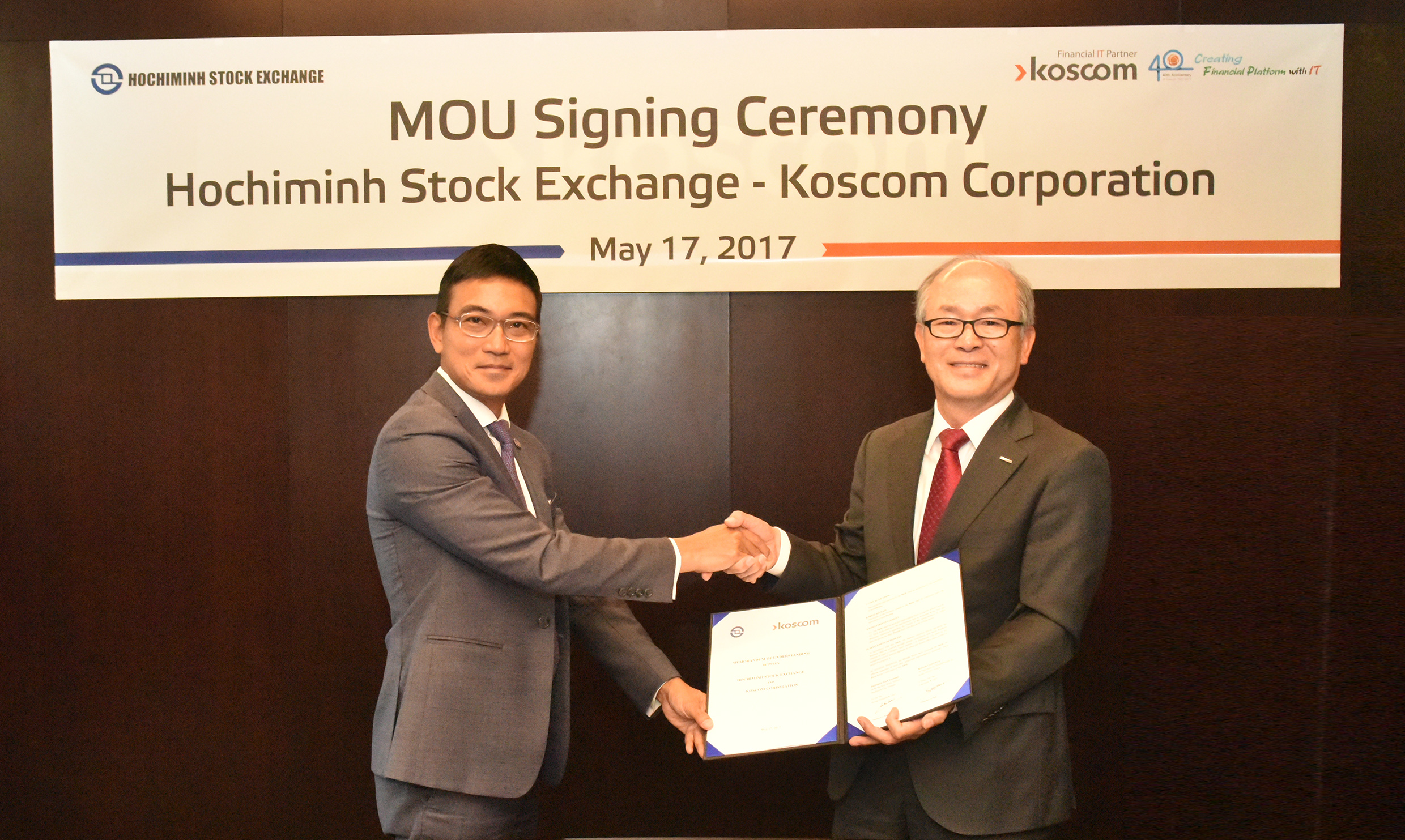 베트남 자본시장 금융IT 전문 합작회사 설립을 위한 업무협약(MOU)&rsquo; 체결 기념 사진