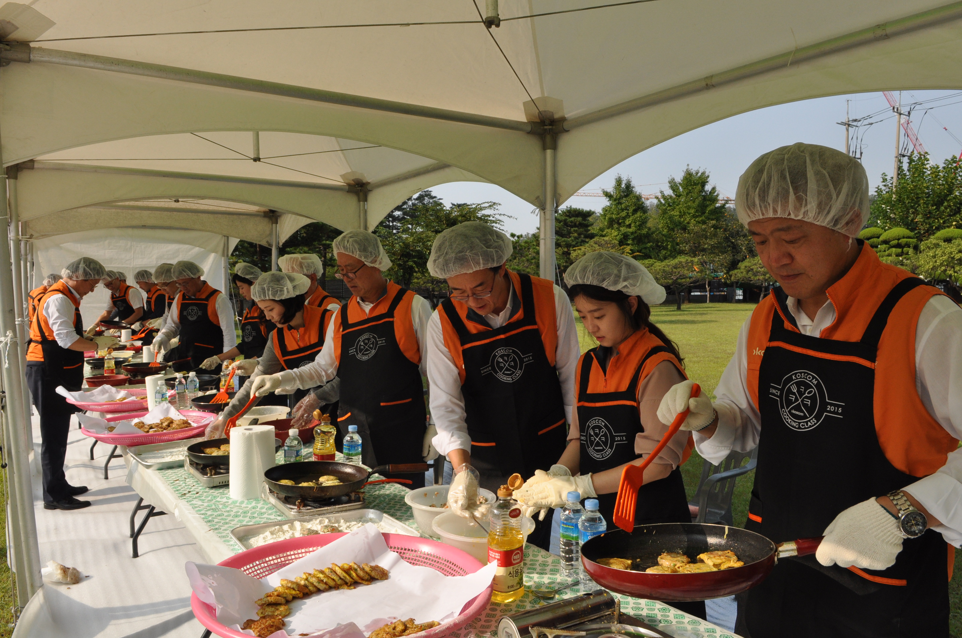 코스콤 추석 명절 사랑나눔 명절음식을 만드는 사진