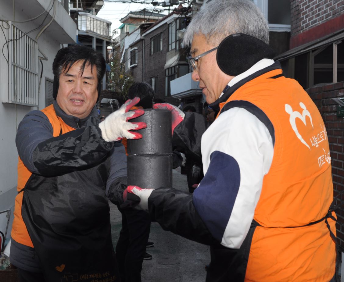 코스콤 사장이  연탄배달 봉사를 하는 사진