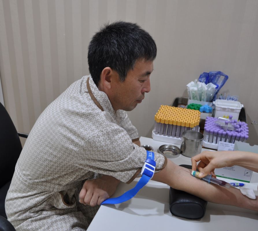 코스콤 춘천명월마을 무료 건강검진을 받고 있는 어르신 사진