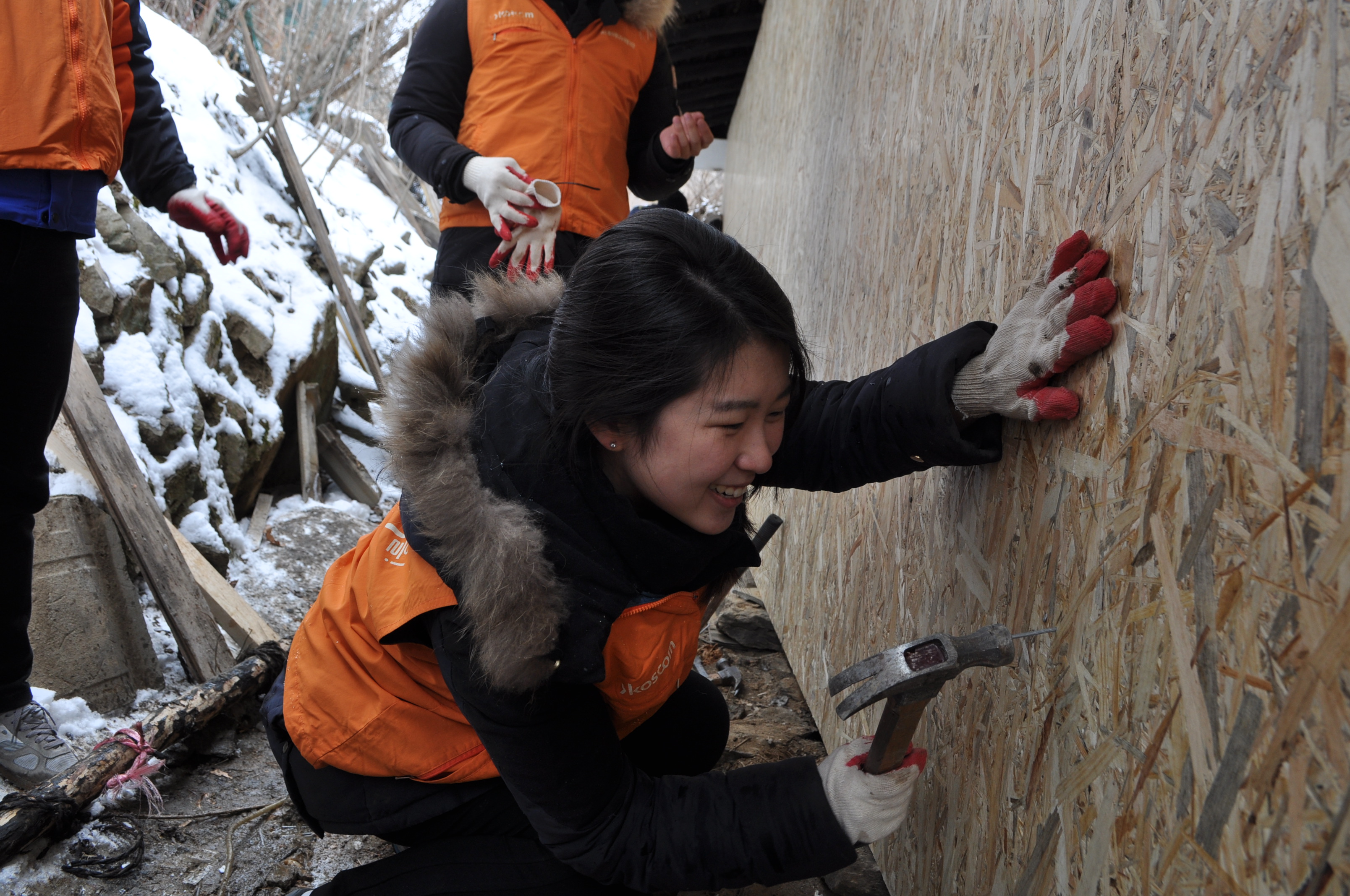 코스콤 신입직원 노인가정 주택개선 봉사 현장 사진