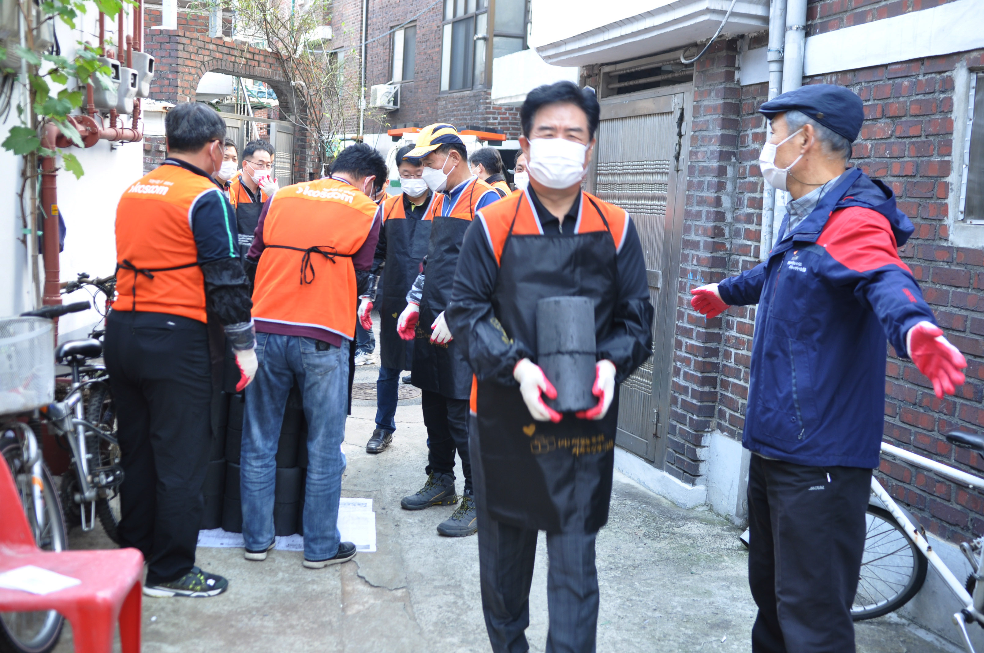 코스콤 직원들이 연탄을 나르는 모습