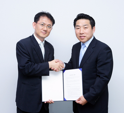 코스콤 전대근 금융본부장(우)과 에프엑스코시스 김정수 대표이사(좌)가 MOU 체결장면 