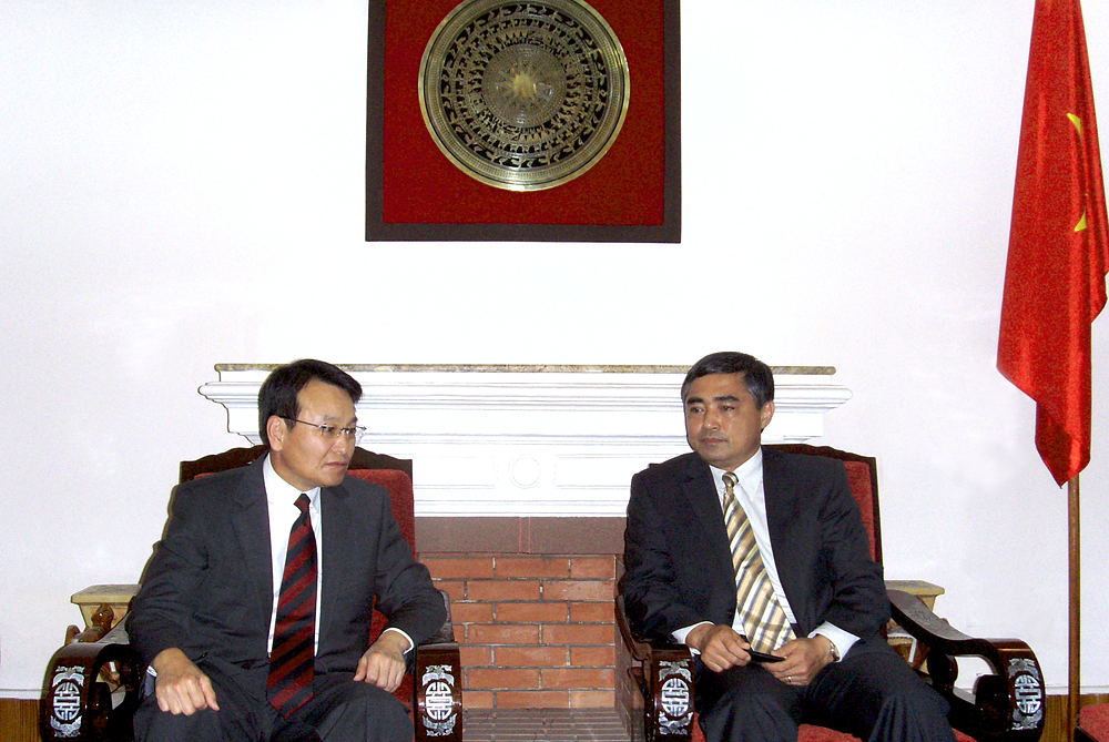 코스콤 김광현 사장(좌)이 베트남 정보통신부 응웬 밍 홍과 협력논의 장면