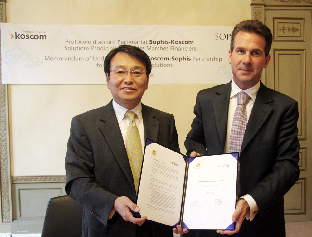 코스콤 김광현 사장(좌)과 Sophis 자타 사장(우)이 양해각서장면