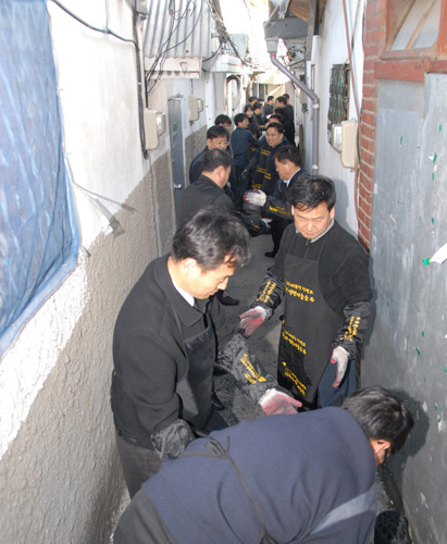 사랑의 연탄전달장면