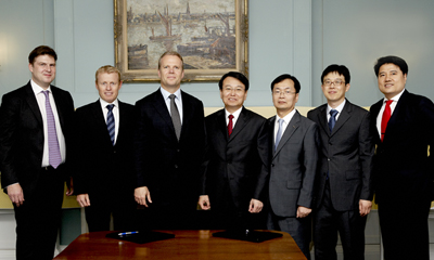 코스콤 김광현 사장(중앙)과 도이치뱅크그룹 장내파생상품부문 드류 브랫퍼드 상무이사(중앙 좌측)를 비롯한 양사 관계자들이양해각서 체결식 직후 찍은 기념사진 /></p> <p style=