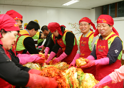 천구 신월종합사회복지관에서 코스콤 김광현 사장(우측 두 번째)을 비롯한 임직원들이 김치담그기 봉사활동 사진