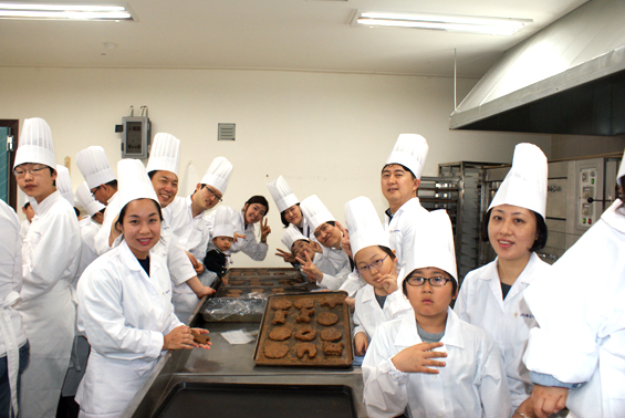 완성된 케익과 함께 단체사진