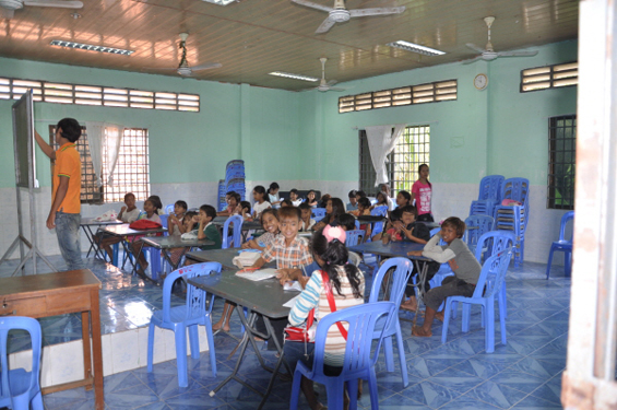 한국에서 파견된 대학생 자원봉사자들의 활동 모습