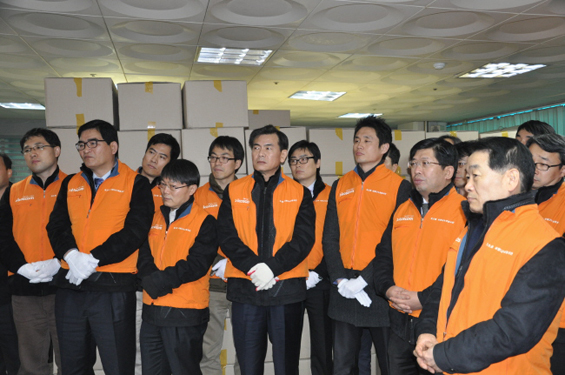 쪽방촌의 현황을 설명듣는 임직원들