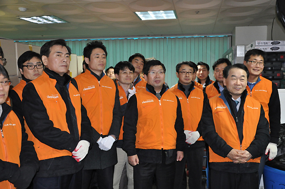 쪽방촌의 현황을 설명듣는 임직원들