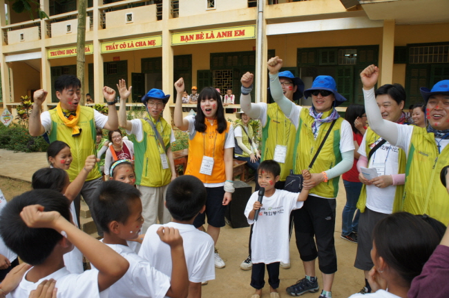 코스콤이 후원한 운동회에서 시작전 화이팅 하는 모습