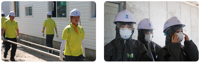 나무바를 두사람이 함꼐 나르는 모습과 여사원들이 마스크와 안전모를 쓰고 실내에서 대기중인 모습