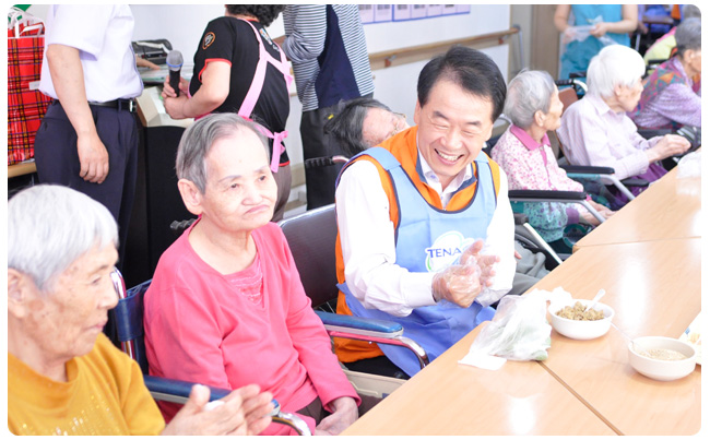 어르신들과 코스콤 임직원들이 모여 테이블에 모여 앉아 송편을 만드는 모습입니다.