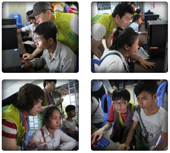 봉사단원들이 아이들에게 컴퓨터를 사용법을 가르쳐주는 모습