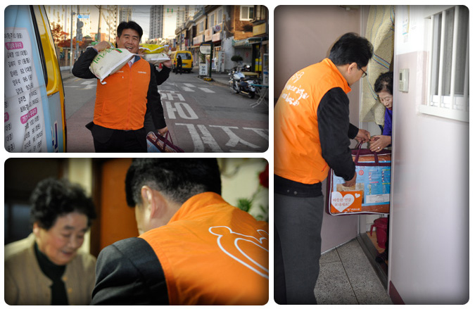 세가지 사진 모음으로 좌상은 쌀포대를 어깨에 짊어진 본부장모습, 좌하는 독거노인에게 선물을 전달하는 본부장 뒷모습, 우측은 독거노인댁을 방문하여 문앞에서 인사하는 정보매체사업팀장 모습 