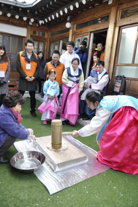 코스콤이 다문화가정과 함께 하는 전통문화체험 봉사활동을 펼치고 있다.