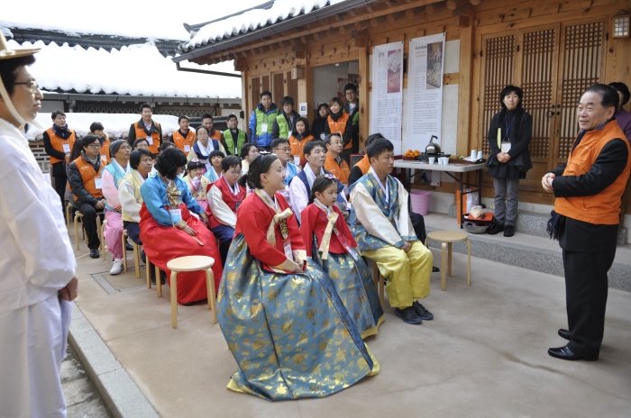 전통문화체험 봉사 현장에서 우주하 사장이 인사말을 전하고 있다.