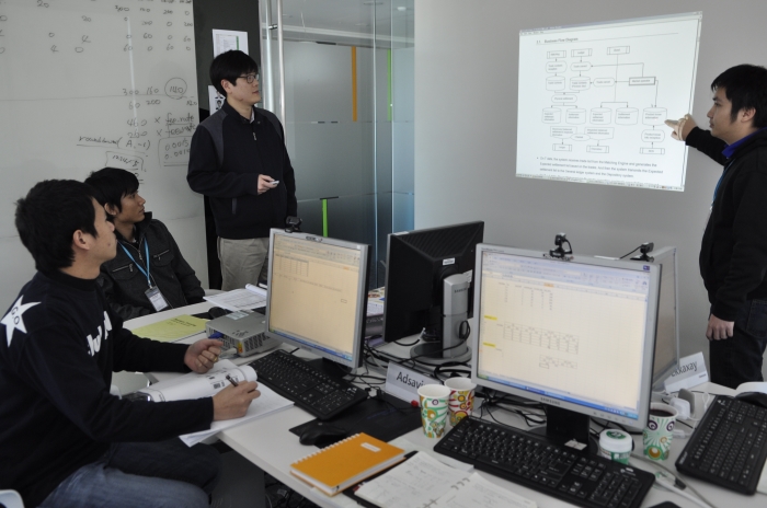 코스콤 교육실에서 라오스거래소 연수단 3명이 청산결제에 관한 교육을 받고 있다.