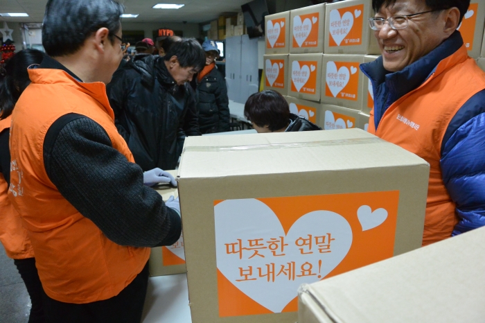 코스콤 임직원들은 20일 오후 영등포 쪽방촌을 찾아 생필품과 방한용품을 전달했다.