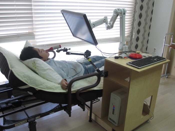 코스콤은 중증장애인들을 위해 보조기기를 개인별 맞춤형으로 제작해 지원하고 있다.