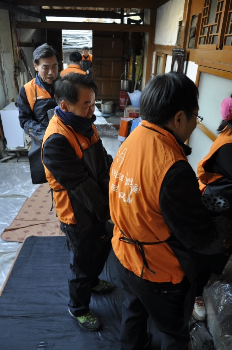 코스콤이 저소득 소외계층을 위해 ’사랑의 연탄나눔’ 봉사활동을 펼치고 있다.