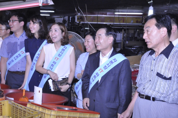 코스콤 임직원들이 영등포 대신시장을 방문해 노숙인 급식시설에 후원할 삼계탕 식재료를 구입하고 있다.