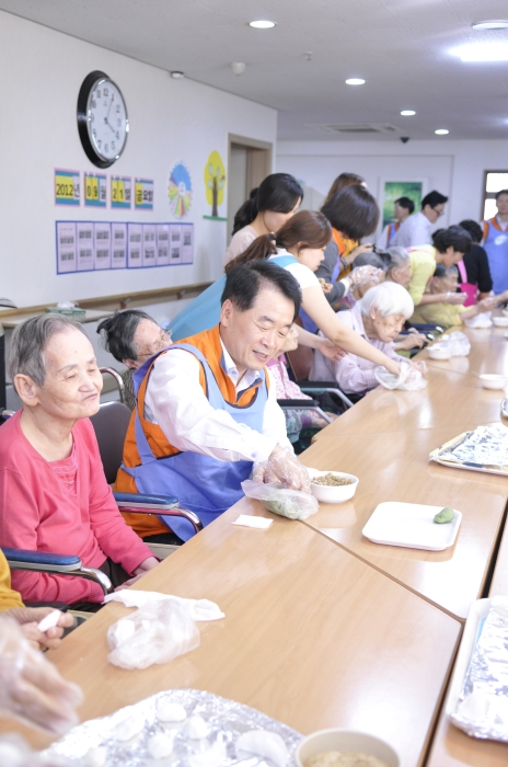 코스콤 임직원들이 노인요양시설을 찾아 봉사활동을 펼치고 있다.