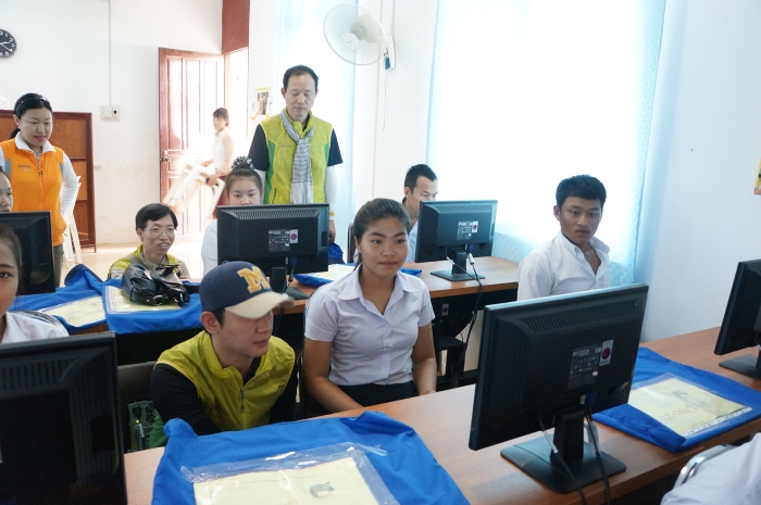 코스콤 봉사단이 라오스 고등학생들에게 컴퓨터 활용 교육을 진행했다.