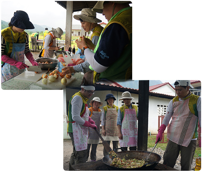 2개의 사진 이미지입니다. 첫번째는 음식재료를 다듬는 모습이고, 두번째는 조리기구에 음식을 담아 불에 익히느 모습니다.