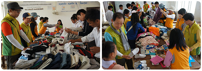 2장의 사진이미지입니다. 커다란 테이블 위에 한국에서 가져간 헌옷과 학용품들을 펼쳐놓고 봉사단원들이 학생들에게 맞는 물품을 골라주는 모습니다.