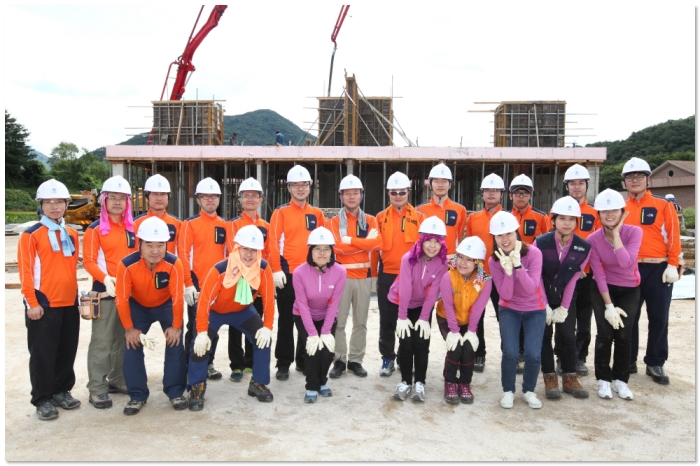 해비타트 봉사활동 단체사진