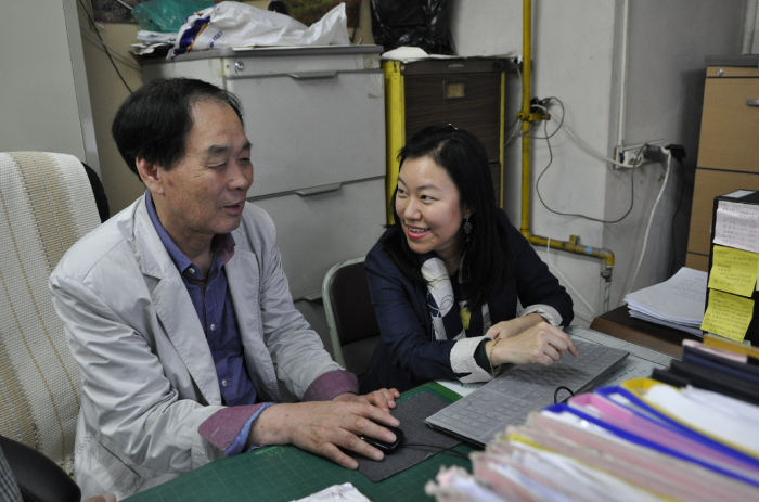 임지영 코스콤 사회공헌팀장이 코스콤이 후원한 PC를 영등포 대신시장 상인들에게 교육하고 있다.