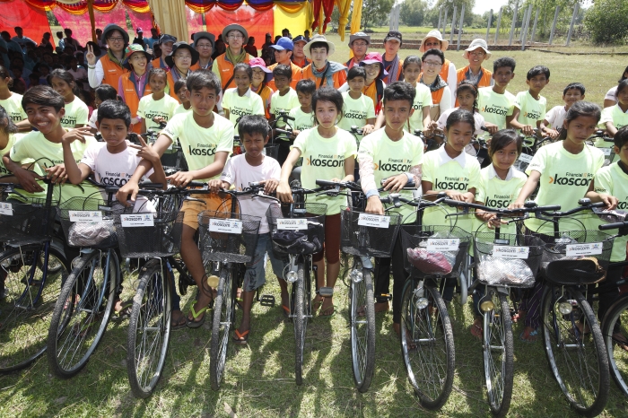 코스콤이 캄보디아 오산단트마이마을 아이들에게 자전거 50대를 지원했다