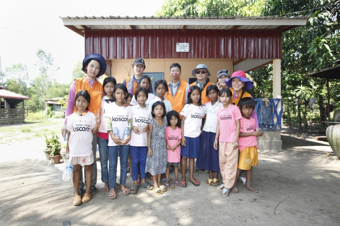 코스콤 임직원 16명으로 구성된 해외봉사단이 캄보디아 오지마을을 찾아 글로벌 나눔활동을 펼쳤다