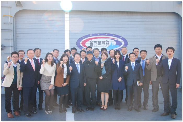 코스콤 임직원들이 해군 2함대 사령부를 방문했다.