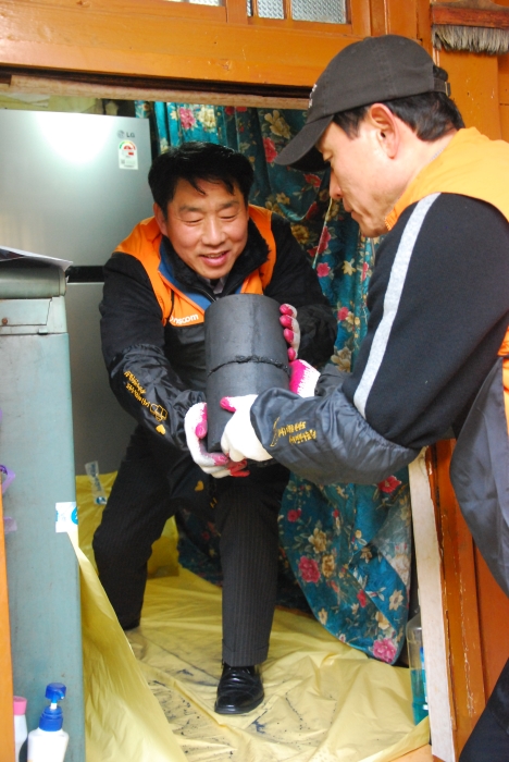 코스콤 임직원들이 사랑의 연탄나눔 봉사활동을 실시했다.