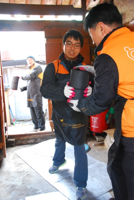 코스콤 임직원들이 사랑의 연탄나눔 봉사활동을 실시했다.