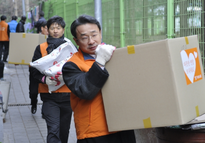 코스콤 임직원 20여명은 문래동 쪽방촌을 찾아 방한용 생필품 세트를 전달했다.