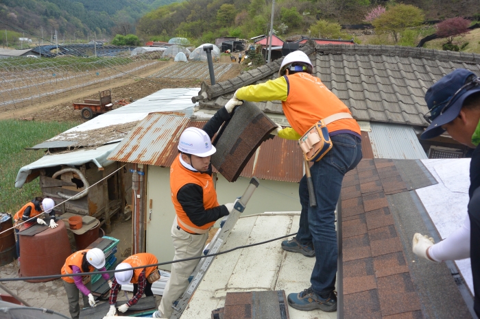 코스콤 임직원 25명은 강원도 명월마을을 찾아 사랑의 집고치기 봉사활동을 펼쳤다.