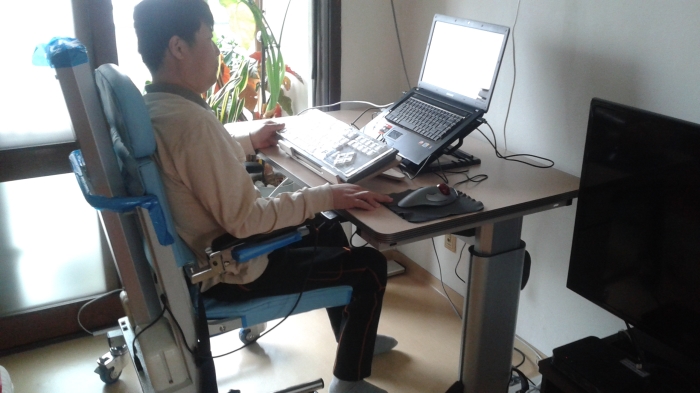 코스콤이 지원하는 IT보조기구인 트랙맨마블마우스와 빅키 키보드&키가드 등을 이용해 송광근씨가 그림을 그리고 있다.