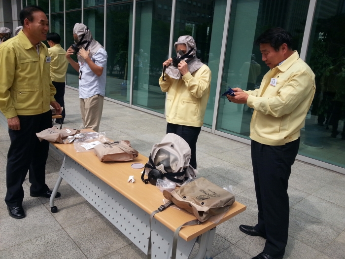 정연대 코스콤 사장이 20일 제395차 민방위의 날 민방공대피훈련으로 방독면을 착용하고 있다.