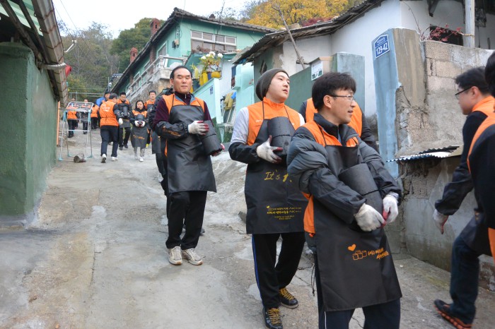 코스콤이 서울시내 저소득 가구를 대상으로 11일 봉사활동을 벌였다.