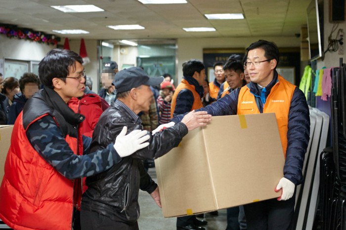 코스콤 임직원들이 서울 문래동 쪽방촌을 찾아 담요, 장갑, 양말 등 방한용품 세트를 직접 전달했다